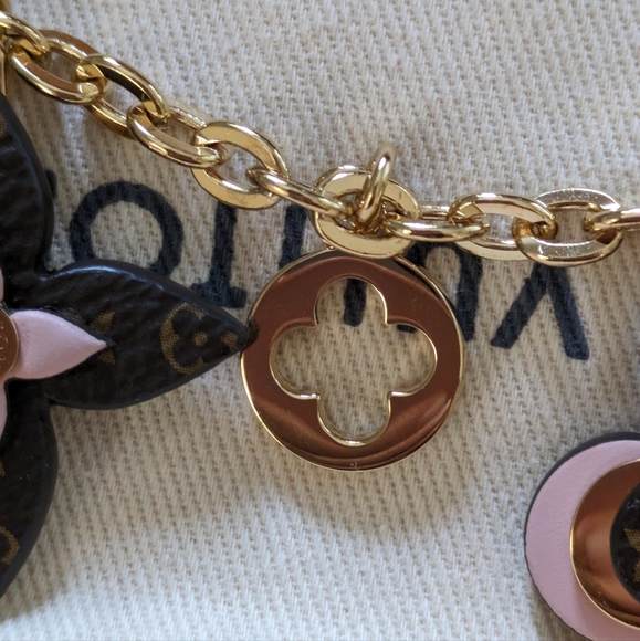 Louis Vuitton Flower Bag Charm. - Picture 4 of 13